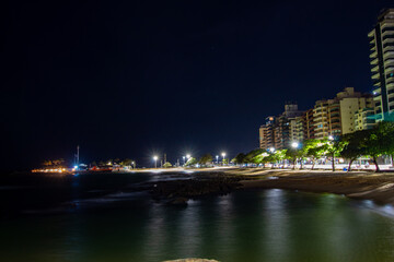 Fototapeta na wymiar noite na Praia das castanheiras Guarapari região metropolitana de Vitória, Espirito Santo, Brasil