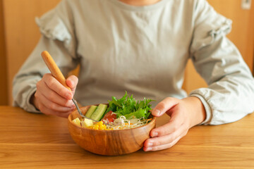 The girl eating vegetables.  野菜を食べる女の子