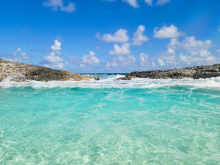 Obraz premium blue sea and blue sky - the bahamas