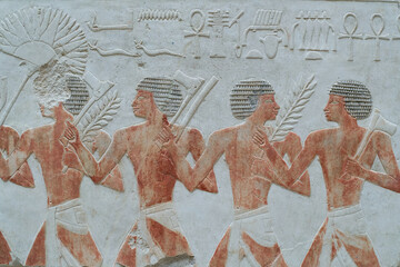 Nubische Fußsoldaten auf einem alten ägyptischen Relief aus bemaltem Kalkstein. Neues Reich 18. Dynastie aus dem Tempel der Königin Hatschepsut.