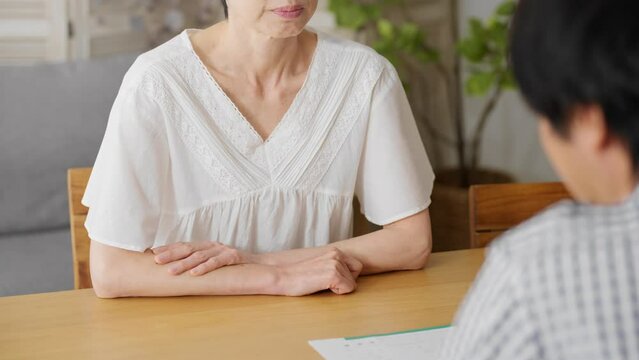 言い争いをするミドル女性とミドル男性の夫婦　熟年離婚イメージ
