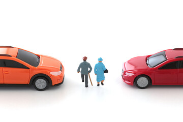 安全運転のしおりとミニカー・ミニチュア人形の模型