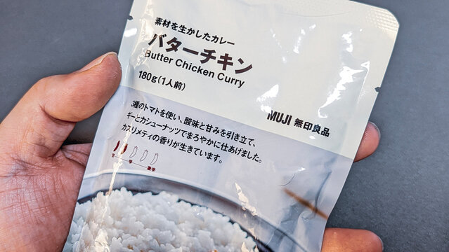 レトルトカレー。MUJI 無印良品 素材を生かしたカレー バターチキン。化学調味料・合成着色料・香料不使用のレトルトパウチ食品