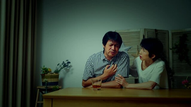 胸を押さえて苦しむ中年男性　医療イメージ