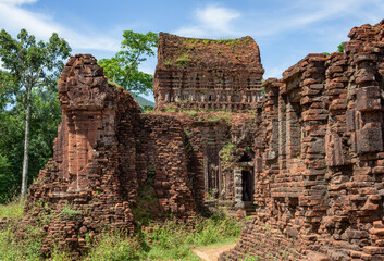 Obraz premium Brown ruins of the old historic Hindu temple complex of My Son Sanctuary near Hoi An Vietnam