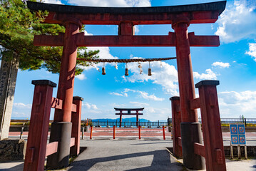 白鬚神社鳥居が琵琶湖に続く