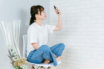自宅でスキンケアするアジア人女性（スプレー・ミスト）
