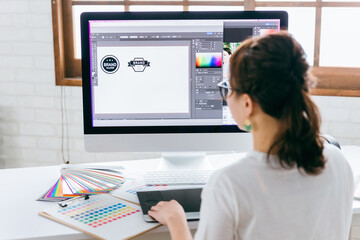 ペンタブでロゴデザインの仕事をするグラフィックデザイナー・イラストレーターの女性
 - obrazy, fototapety, plakaty