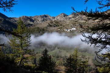 Fototapeta na wymiar Paysage dans les Alpes autour du col frontière de La Lombarde en Italie à l'automne avec du brouillard dans la vallée