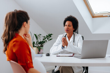 Obraz premium Pregnant woman consulting obstetrician.