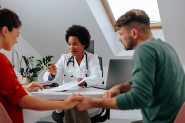 Obraz premium Pregnant woman gets advice at ob-gyn.