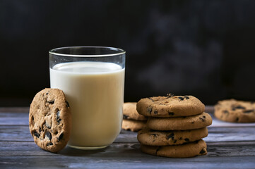 Classic chocolate chip cookies for dessert 