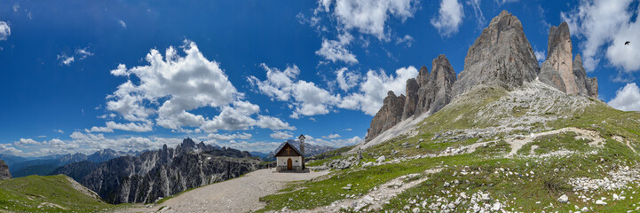 Südtirol mit kleiner Kapelle und den Drei Zinnen