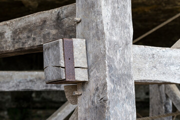 Machine en bois et fer forgé du moyen age 