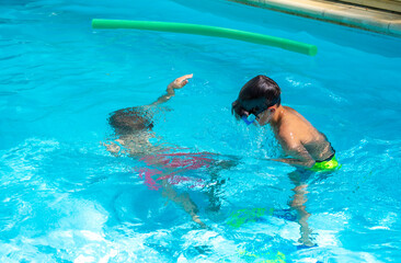 enfants jouant dans une piscine