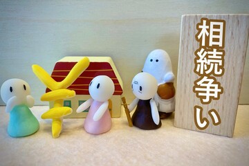 親の遺産の相続争いする人たち