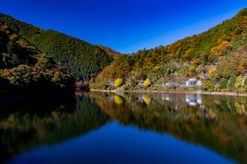 Fototapeta premium 紅葉の奥多摩湖