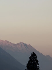 montagne des alpes pendant le coucher du soleil