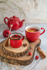 Zimowa herbata w czerwonym imbryku - obrazy, fototapety, plakaty