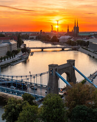 Most Grunwaldzki we Wrocławiu z widokiem na Ostrów Tumski o zachodzie słońca