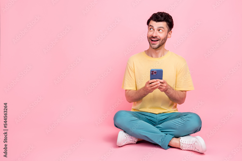 Wall mural Photo of astonished positive man interested look empty space offer proposition 5g connection isolated on pink color background