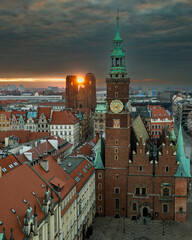 Wrocławski Ratusz, oraz słońce złapane pomiędzy wieżami mostka pokutnic - obrazy, fototapety, plakaty