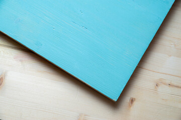 青に塗られた木材