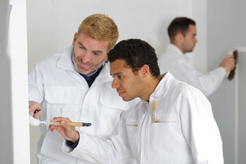 Obraz premium portrait of supervisor guiding trainee decorator