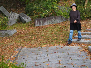 山の階段を昇降する高齢日本人女性