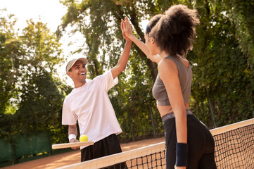 Obraz premium Young people feeling excited after a good tennis game