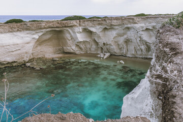 La playa escondida de agua cristalina de Siracusa, en Sicilia. Paisaje hermoso. 