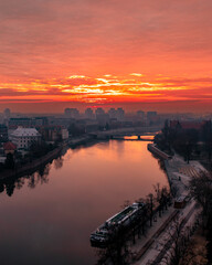 Rzeka Odra w ognistym wschodzie słońca