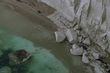 Las rocas blancas que caen desde el acantilado a la playa solitaria en Sicilia. 
