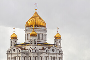 Fototapeta na wymiar Golden domes of the Cathedral of Christ the Savior in Moscow