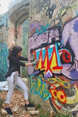 Fille en train de faire un graffiti à la bombe de peinture