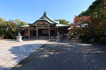 A Japanese shrine : a scene of Hai-den Hall to pray and request in the precincts of Hokoku-jinjya Shrine inside Osaka-jyo Castle in Osaka City 日本の神社 : 大阪市にある大阪城内の豊国神社境内の拝殿風景　