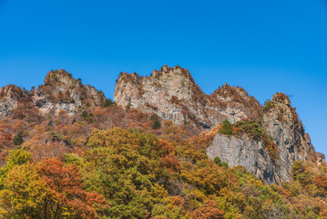 岩山を彩る紅葉　群馬県妙義山