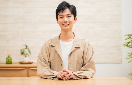 カメラ目線の若い日本人男性