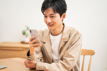 携帯を触る日本人男性