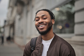 Obraz premium portrait of a young black smiling man