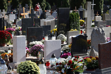 Widok na cmentarz z nagrobkami w czasie święta zmarłych.