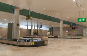 Cinta de recogida de equipajes en el aeropuerto, sin gente. Fotografía horizontal con copy space.