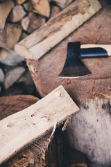 brennholz mit beil hacken