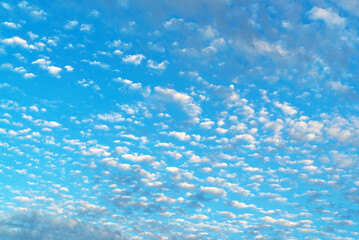 Fototapeta na wymiar There are many small white clouds in the blue sky of different shapes.