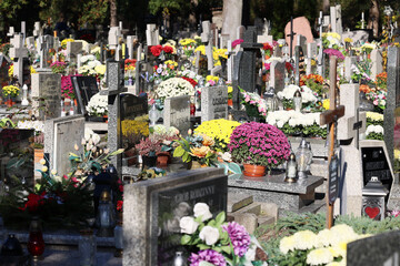 Widok na cmentarz z nagrobkami w czasie święta zmarłych.