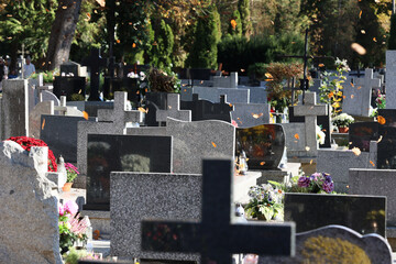 Widok na cmentarz z nagrobkami w czasie święta zmarłych. - obrazy, fototapety, plakaty