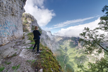Griechenland - Monodendri - Vikos-Schlucht - Aussichtspunkt Oxia - Wanderer