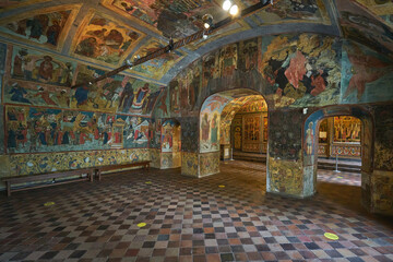 Fototapeta na wymiar Painted hall at the Church of Ilya the Prophet in Yaroslavl