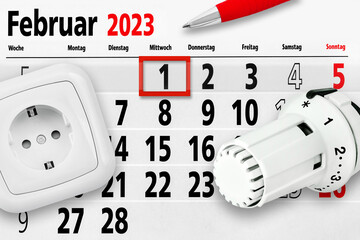 Deutscher Kalender Februar 2023 Kosten für Strom und Gas mit Steckdose und Thermostat - obrazy, fototapety, plakaty