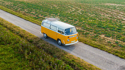 Volkswagen Van combi retro vintage dans la campagne en France